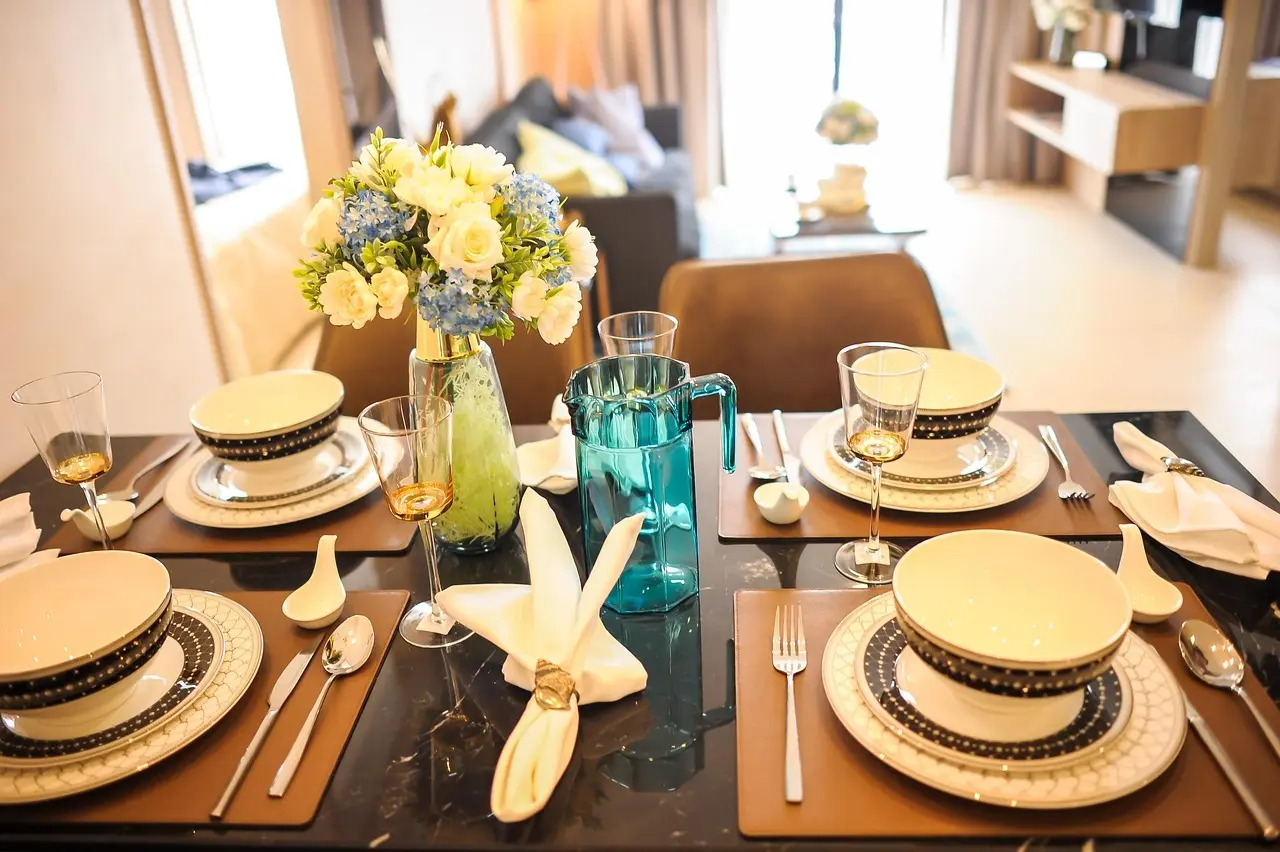 Opdækket spisebord med blomster