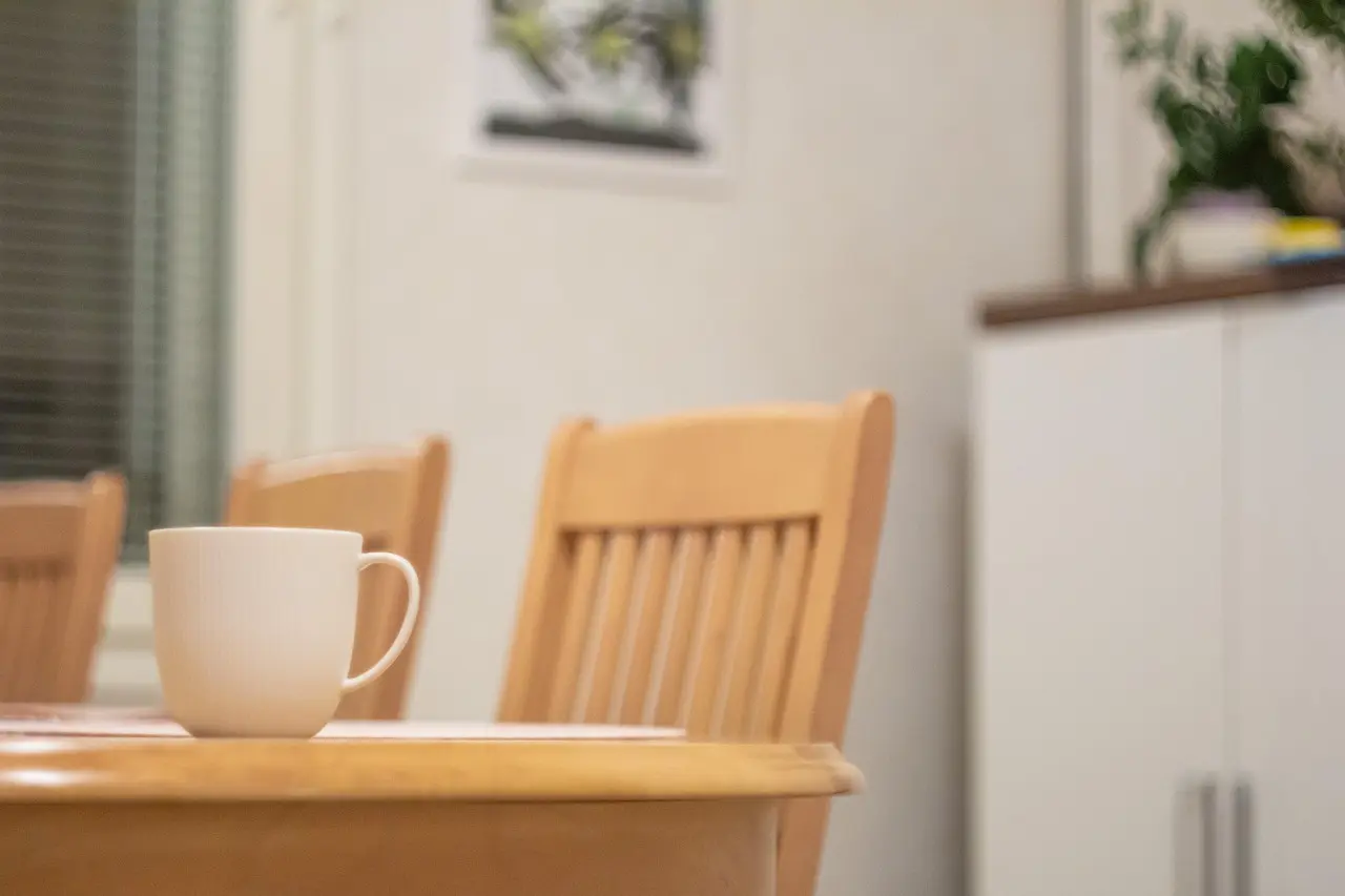 Træspisebord med stol og kop